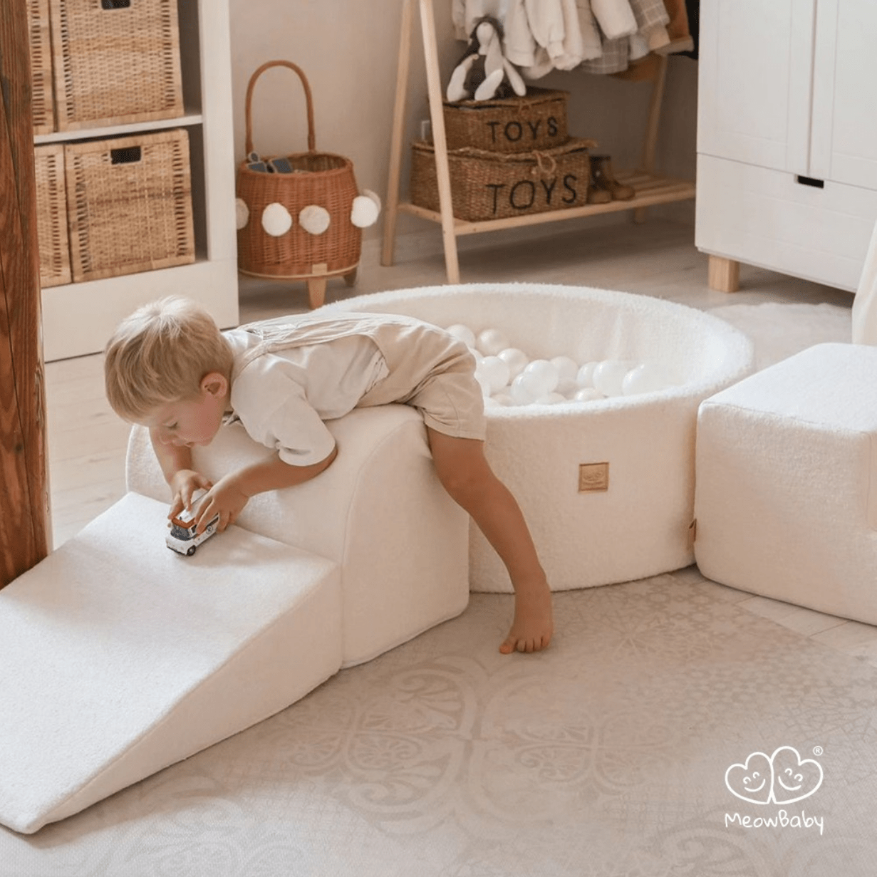 Fluffy Boucle Round Foam Ball Pit with 200 Balls - Snowy White