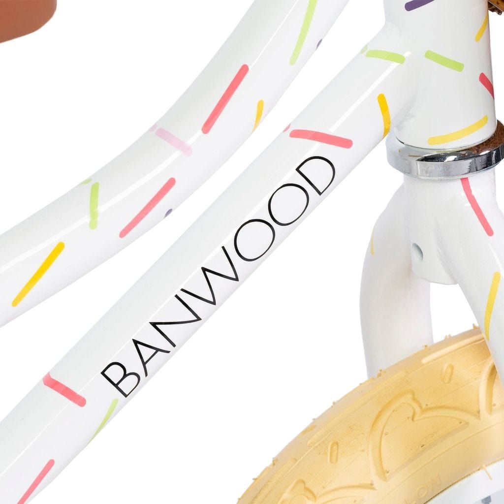 Banwood Balance Bike Vintage x Marest - Allegra White logo close up