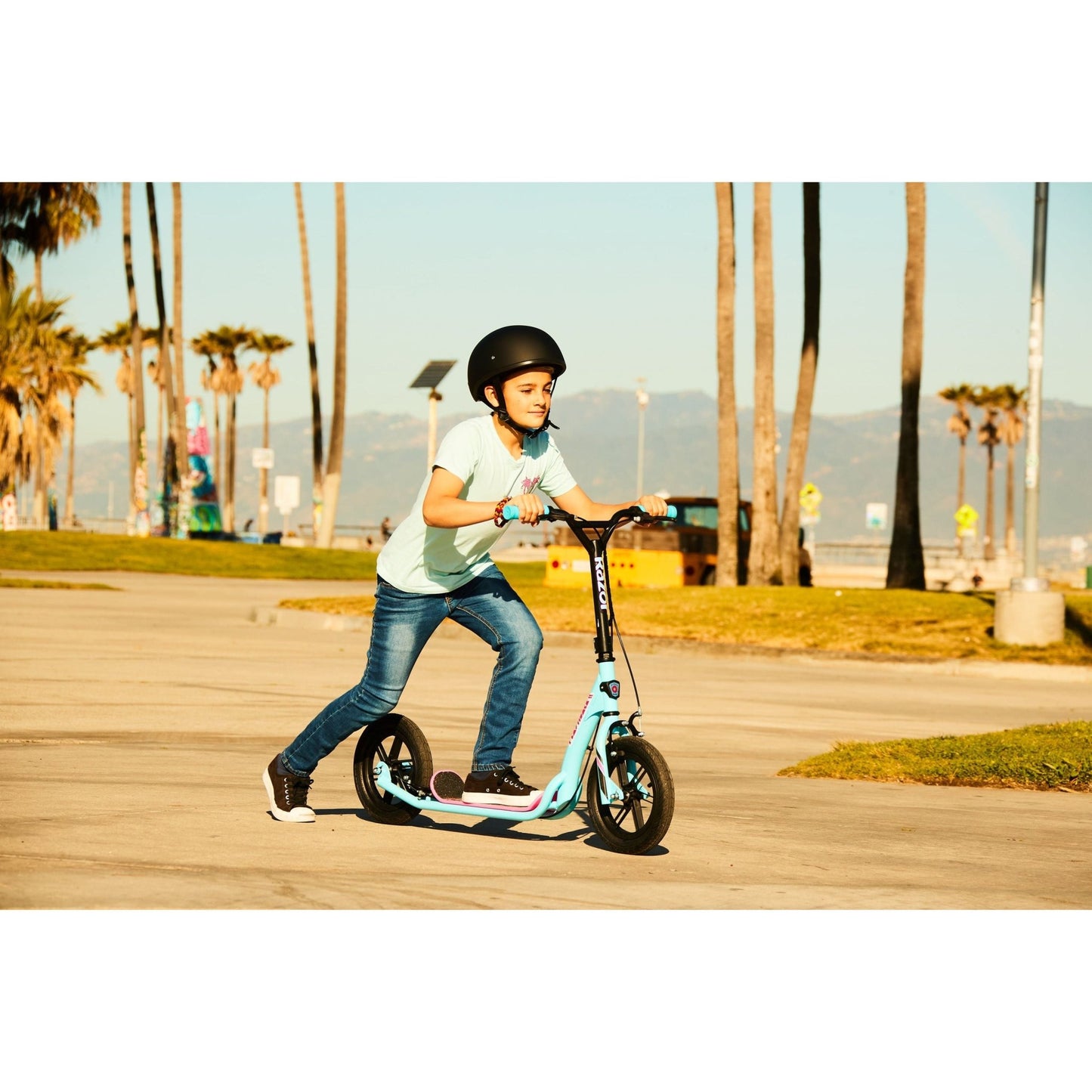Razor Flashback Scooter - Age 8+ - The Online Toy Shop - 2 Wheel Scooter - 3