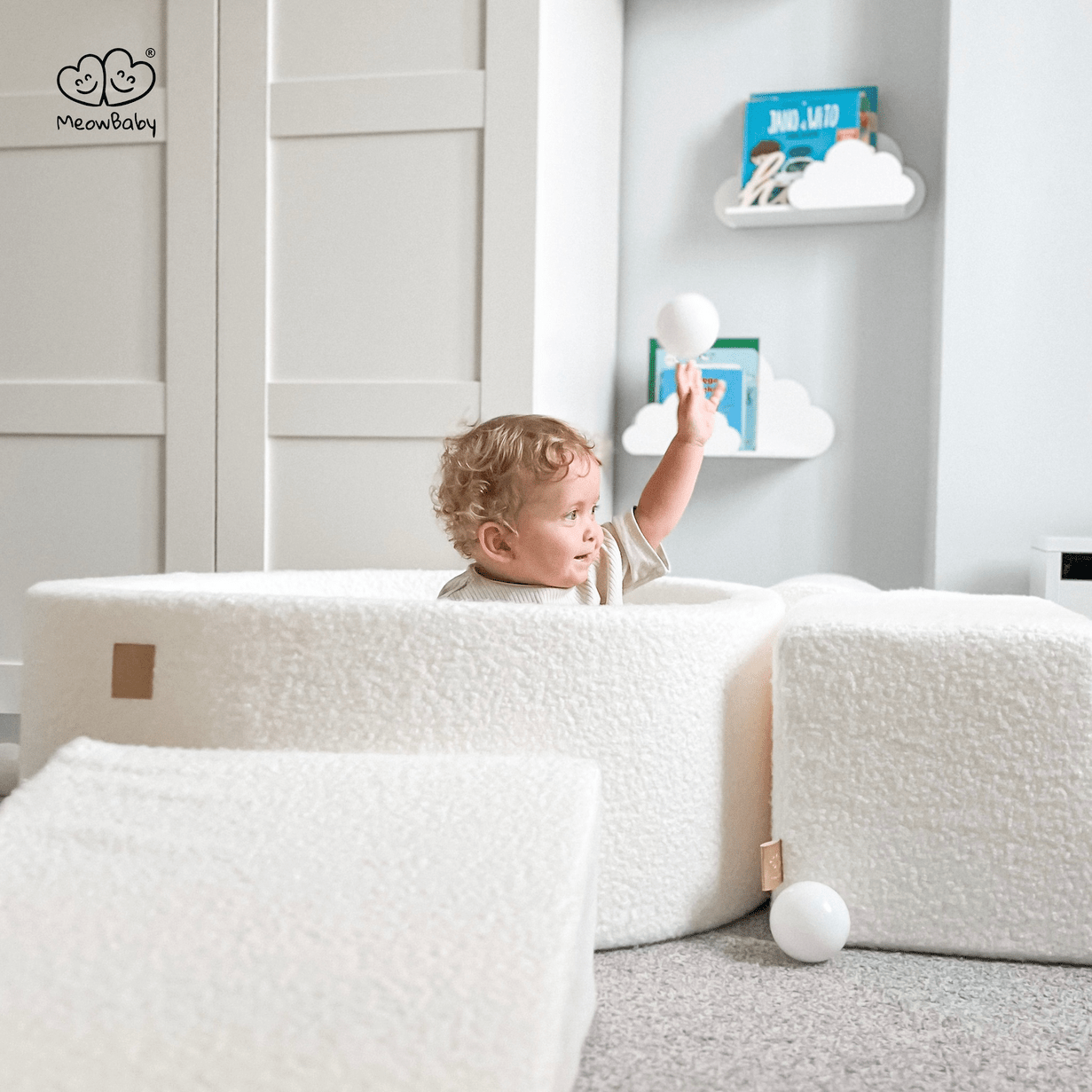 Fluffy Boucle Round Foam Ball Pit with 200 Balls - Snowy White