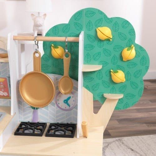 frying pans and hob of Kidkraft Happy Harvest Play Kitchen