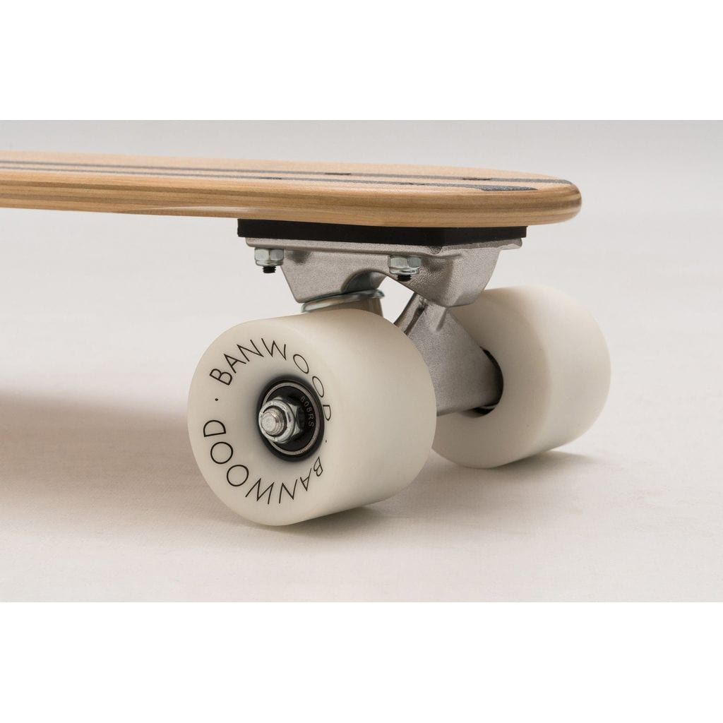 Banwood Kids Skateboard - Navy wheels close up