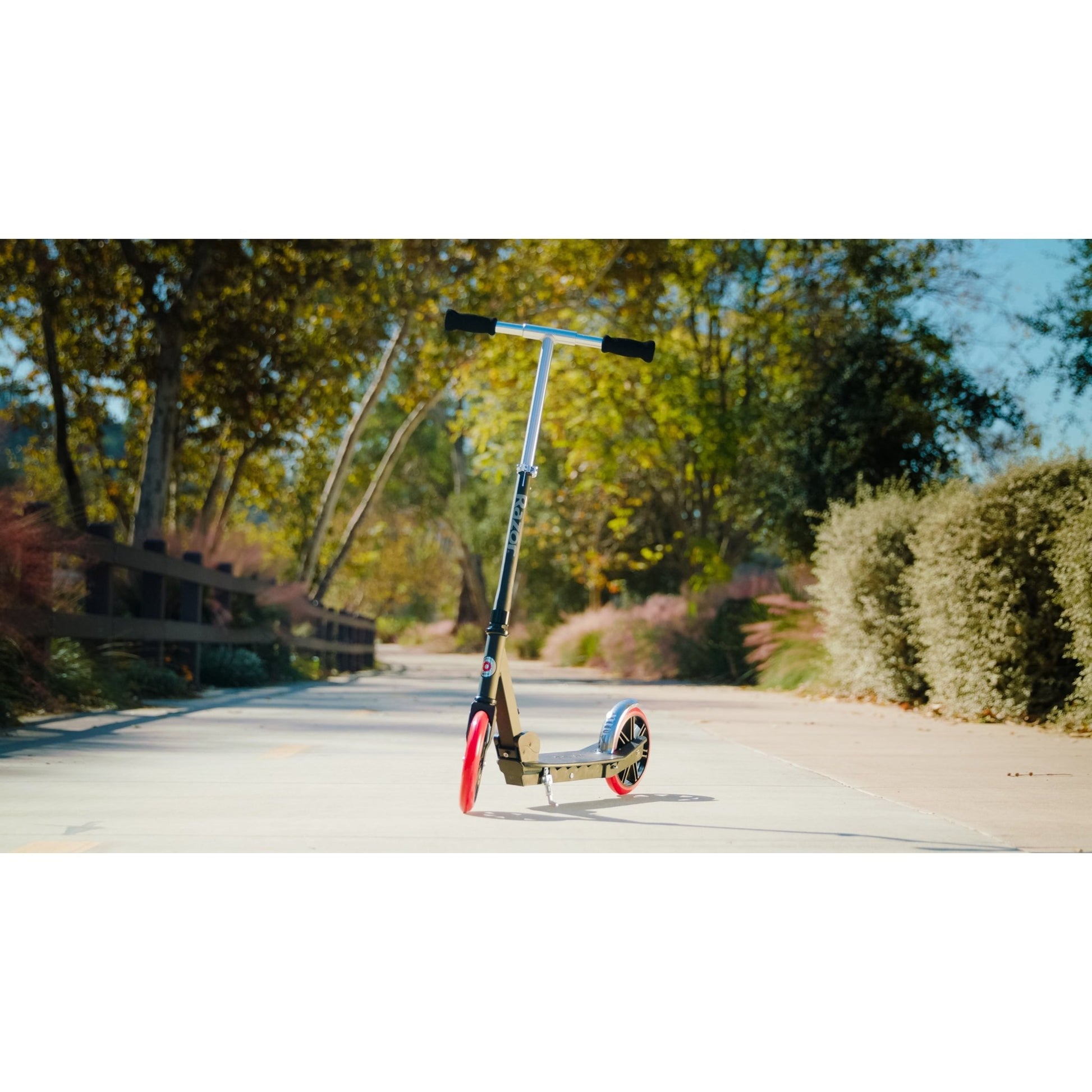 Razor Carbon Lux Scooter - Black - The Online Toy Shop - 2 Wheel Scooter - 10