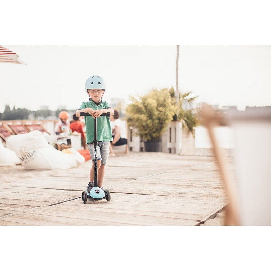 little boy with Scoot and Ride Highwaykick - Age 3+ - 3 Led Blueberry