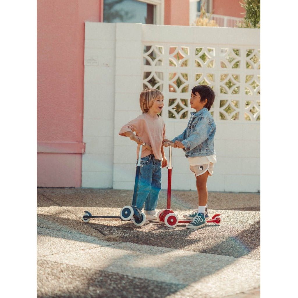 2 children standing with Banwood Scooters Age 3+ in Navy Blue and Red