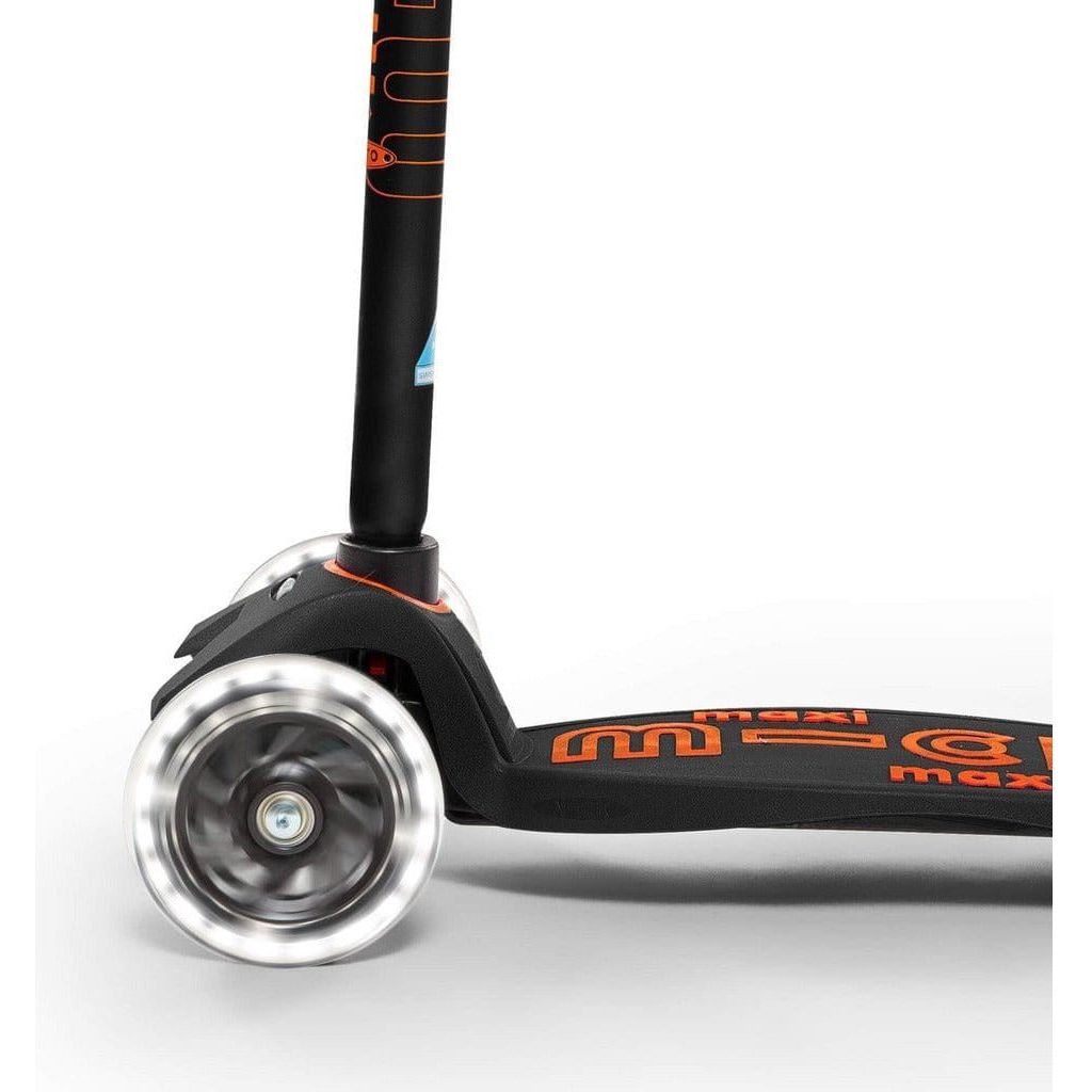 Micro Scooter Maxi Deluxe LED - Black wheel close up