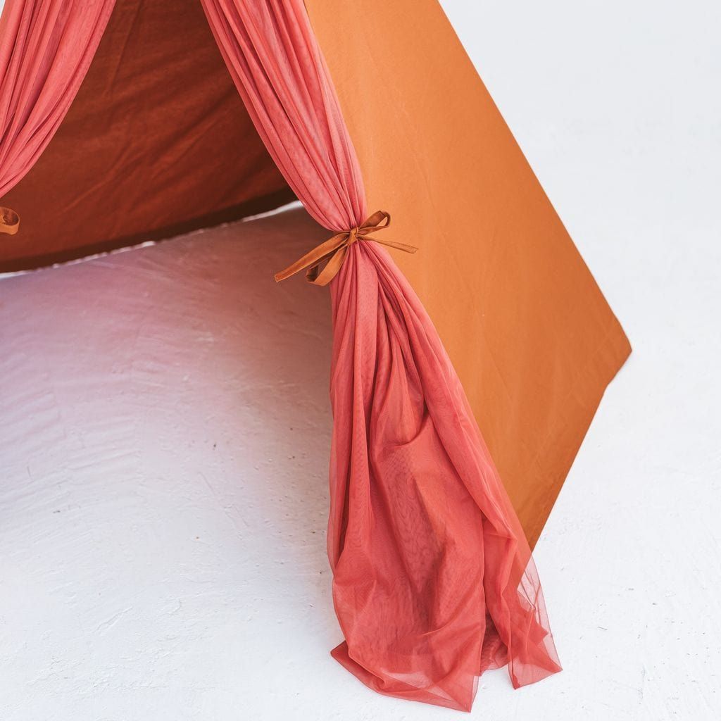 close up of tiebacks on MINICAMP Fairy Kids Play Tent With Tulle in Cognac